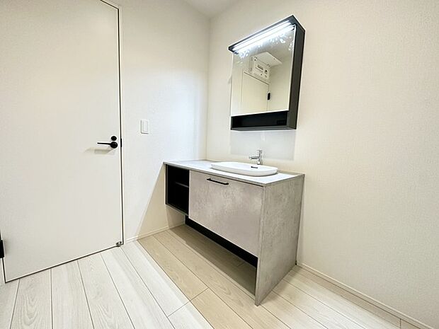 【1号棟】朝の身支度に便利なシャンプードレッサーはとっても便利です!シンク下の収納でアメニティ類のストックもバッチリ!