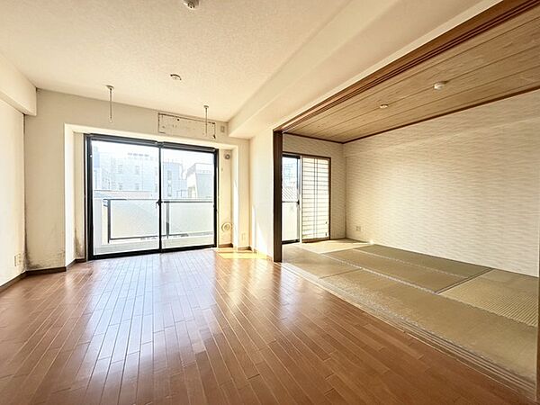 キッチンと統一感のある家具など設置し、お洒落な空間に！