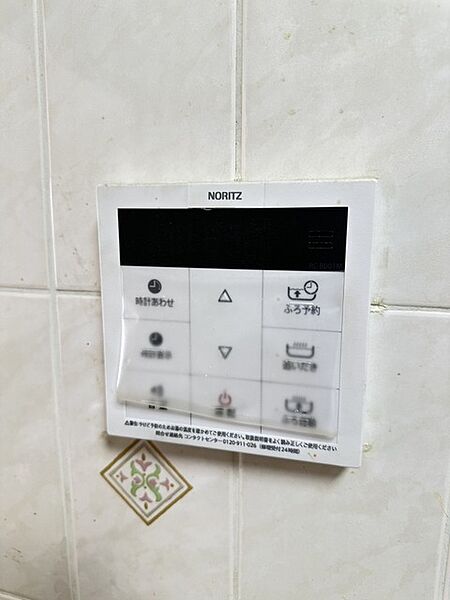 キッチンの壁にはユニットバスのコントローラーが設置されています！ お湯張りや追焚き操作もキッチンから操作でき いつでも温かいお風呂に入ることができます！