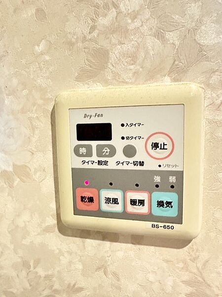 カビの発生も抑制出来ます！また暖房・涼風機能も付いているので冬はいつでも暖かく、夏は涼しく、雨の日でも洗濯物が乾くのも良いですよね！梅雨の時期など重宝します。