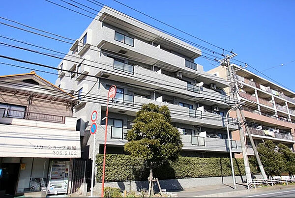 周辺はマンションと低層住宅で構成された住宅街で周辺環境も充実しています！