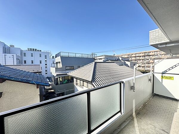 広々としたバルコニーがあり、たくさんの洗濯物を干すことができます！ 日当たりが良く暖かいですよ～！