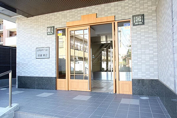 エントランスにはオートロックが設置されています。