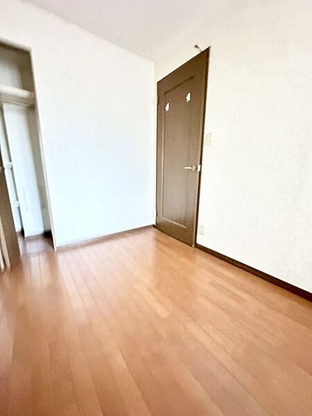洋室は明るい空間となっています！子供部屋にも良さそうですね！