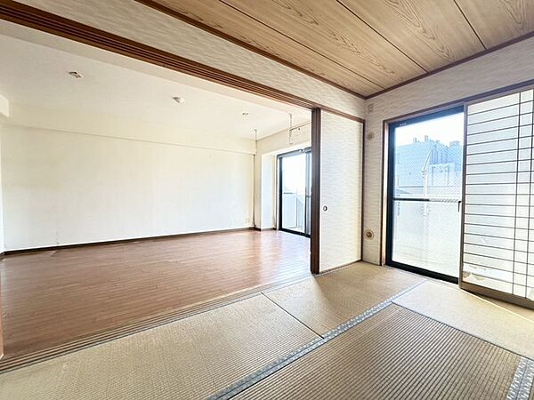 続き間の和室は、くつろぎ空間として、来客時は客間にもなります！ 畳の上でゴロゴロするのも良いですよ～！？