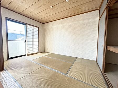 続き間の和室は、くつろぎ空間として、来客時は客間にもなります! 畳の上でゴロゴロするのも良いですよ~!?