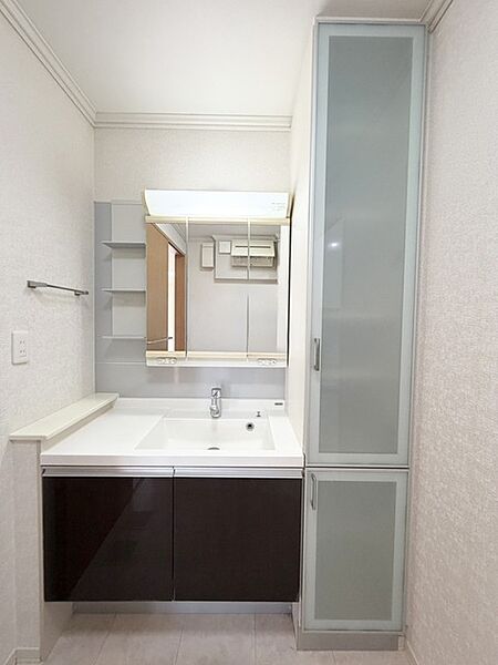 朝の身支度に便利なシャンプードレッサーはとっても便利です！シンク下の収納でアメニティ類のストックもバッチリ！