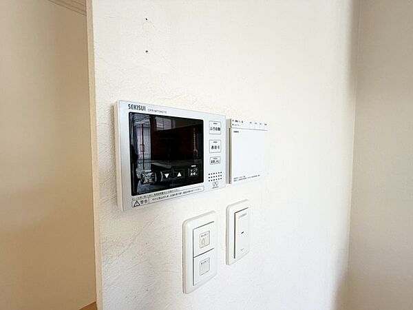 キッチンの壁にはユニットバスのコントローラーが設置されています！ お湯張りや追焚き操作もキッチンから操作でき いつでも温かいお風呂に入ることができます！