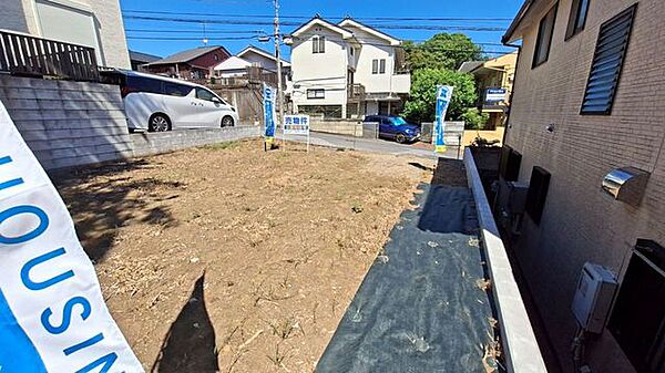 現況更地です！ 間口の広い整型地でお車の出し入れも安心楽々！