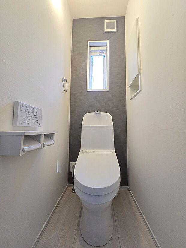 壁には埋め込み式の収納があります！ トイレットペーパー等のストックに便利です！ 