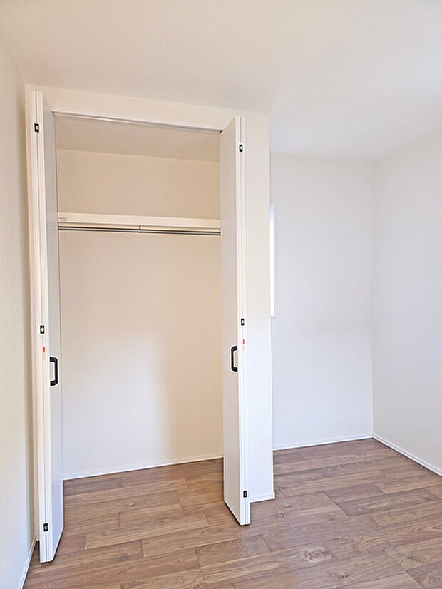 クローゼットも内にはハンガーパイプも設置されています！ そのまま洋服を掛けられるので、洋服ダンスも必要なさそうですね！ 