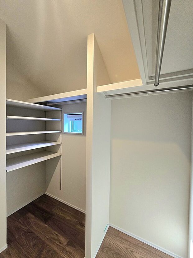 広々としたウォークインクローゼット！ ゴルフバックや趣味の物など、まとめて収納できるのでお部屋を有効に使えますね！ 