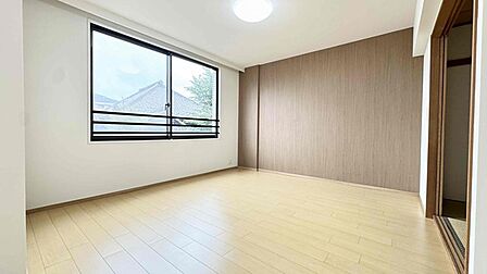 清潔感の溢れるクロスが明るい空間を創り出しているダイニング。 ここで楽しむ家族の時間が絆をより深めてくれそうです。 集いの場、憩いの場としての快適性を求めたやすらぎの空間です。