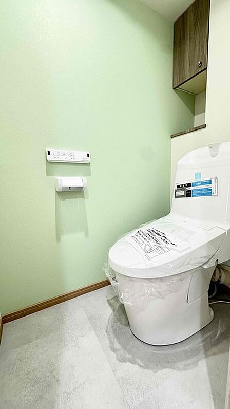 上部に収納棚があり、トイレットペーパーや掃除用具をスッキリ収納できます!