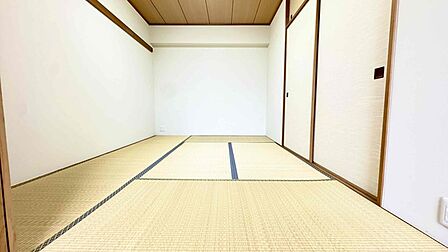 リビング横に設けられた和室スペース。 戸を開放してリビングと一体でお使い頂くと、とっても広く開放的になります! 真新しい畳の良い匂いがしますよっ!