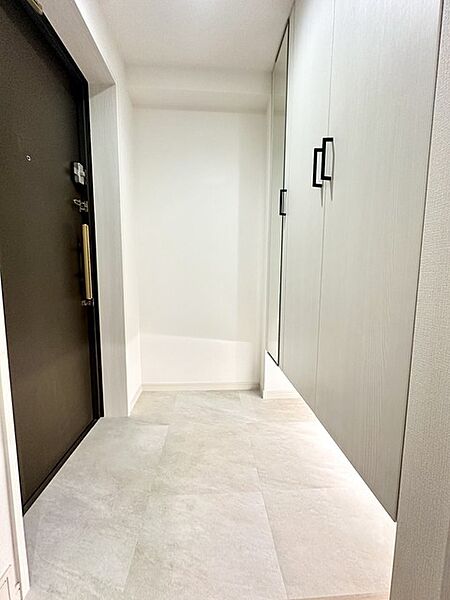 大型の下駄箱収納でお気に入りの靴もたっぷり収納できますね！