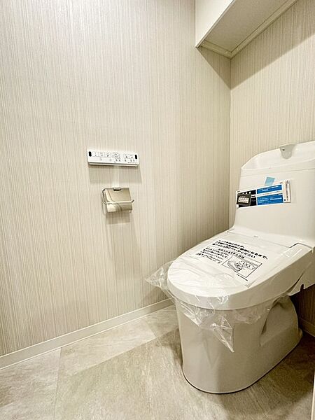 ウォシュレット付きです！ 上部に収納棚があるので、トイレットペーパー等のストックもバッチリです！