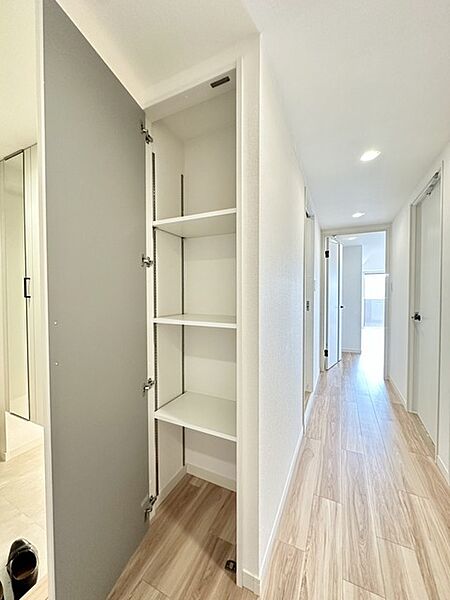 扉を開けると現れる、整理整頓された空間。余計な装飾のないシンプルなデザインが、住まう方の暮らしに寄り添います。明るく広がる廊下は、心地よい移動を促してくれるでしょう