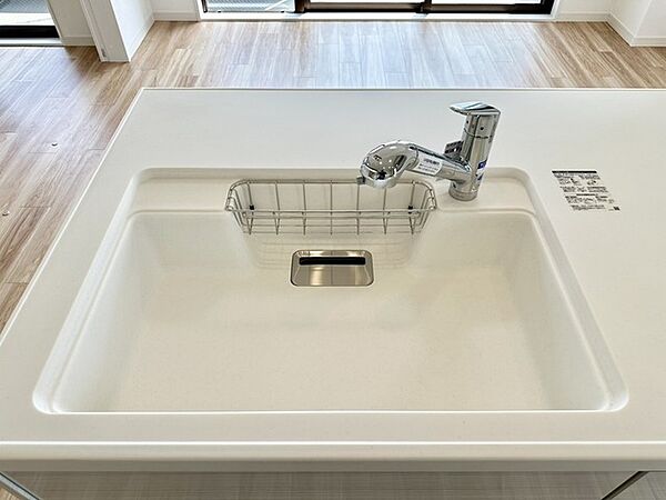 キッチンの水栓にワンタッチで切り替えられる浄水機能がついているのでわざわざ重いミネラルウォーターを買う必要がありません