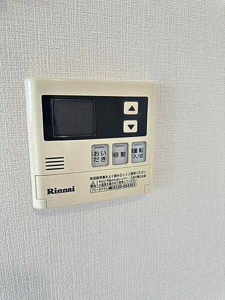 キッチンの壁にはユニットバスのコントローラーが設置されています！ お湯張りや追焚き操作もキッチンから操作でき いつでも温かいお風呂に入ることができます！