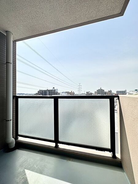 バルコニーは3カ所あるんです！ 洗濯物もたくさん干せるので便利です！