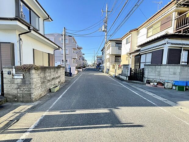 閑静な住宅街です!お子様と手を繋いで並んで歩けるくらい広い前面道路です!