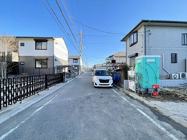 駐車が苦手な方にも嬉しい前面が広い道路に面した住まい。 お車の出し入れもしやすいですよ！ 