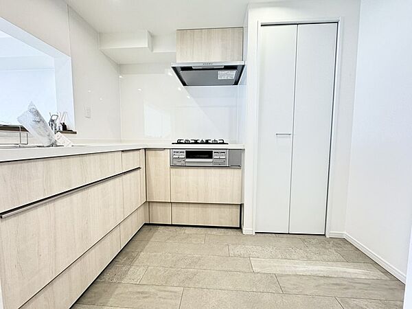 キッチンはL字型の対面キッチンを採用！ お料理の作業効率が良く、リビングを見渡せてご家族とのコミュニケーションも取りやすいキッチンです!