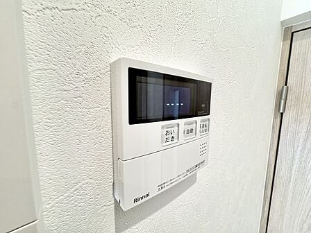 キッチンの壁にはユニットバスのコントローラーが設置されています！ お湯張りや追焚き操作もキッチンから操作でき いつでも温かいお風呂に入ることができます！ 