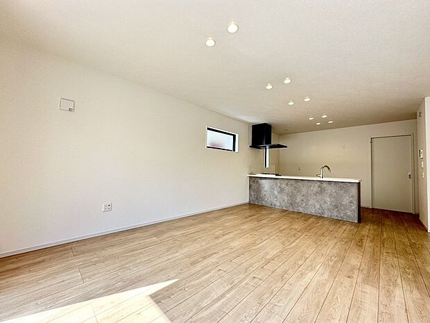 ご家族だんらんのスペースとなるダイニング。家具の配置がしやすい広さを確保しています！ 