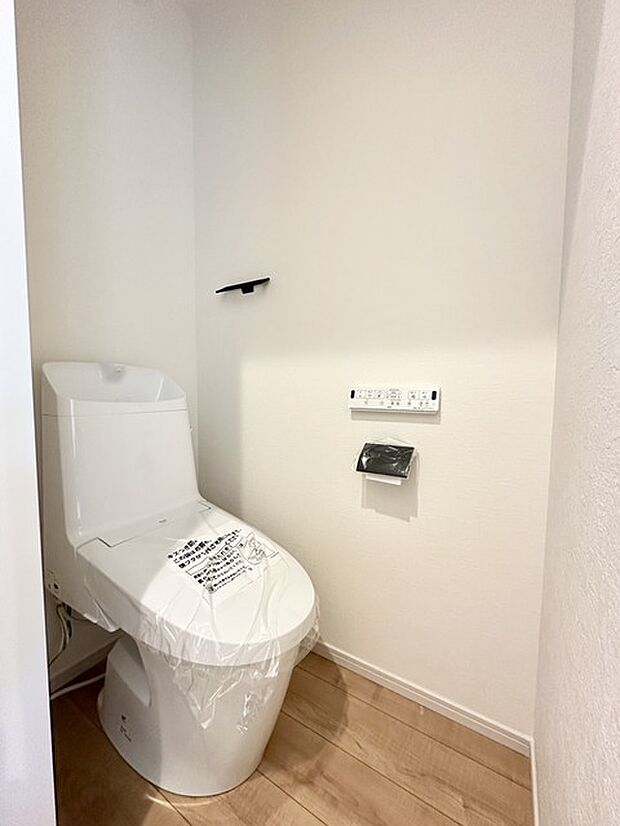トイレは2か所ございますので、朝の込み合う時間帯も安心です! 来客時にも気兼ねなくご使用いただけます。