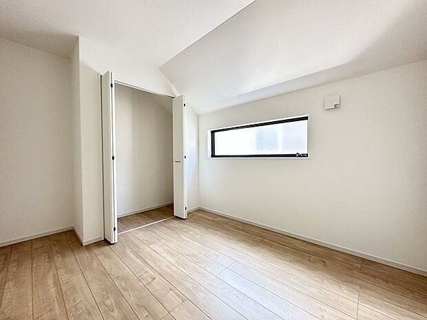 大型のクローゼットです！ これだけの収納力があれば部屋もスッキリ保てますよ！ 