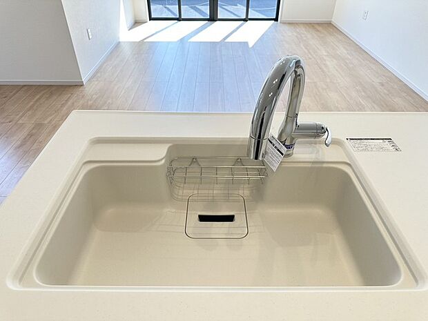 キッチンの水栓にワンタッチで切り替えられる浄水機能がついているのでわざわざ重いミネラルウォーターを買う必要がありません 