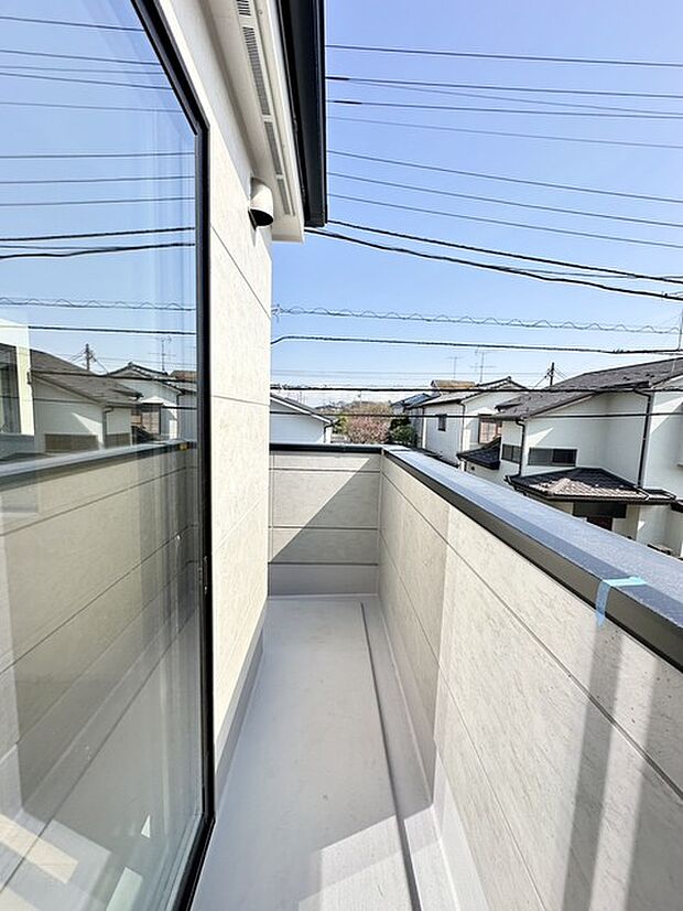 広々としたバルコニーがあり、たくさんの洗濯物を干すことができます! 日当たりが良く暖かいですよ~!
