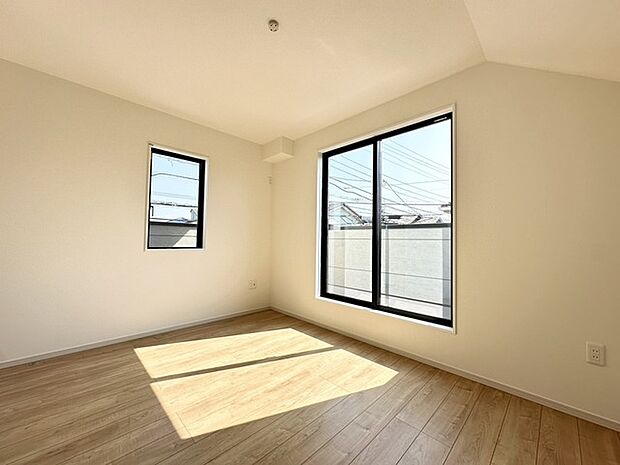 洋室は明るい空間となっています!子供部屋にも良さそうですね!