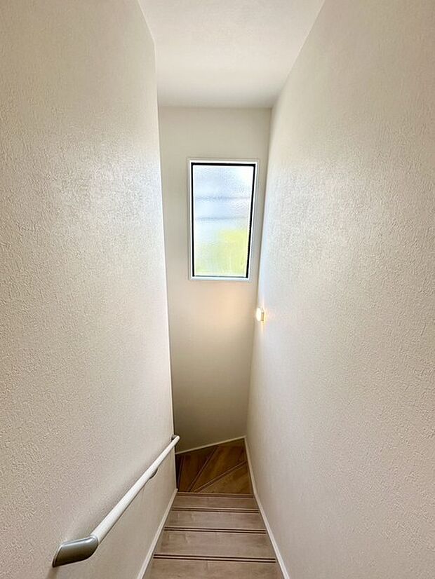 階段の踊り場から見える柔らかな光と、静かに広がる空間。日々の暮らしに安らぎをもたらす、心地よい時が流れる場所 