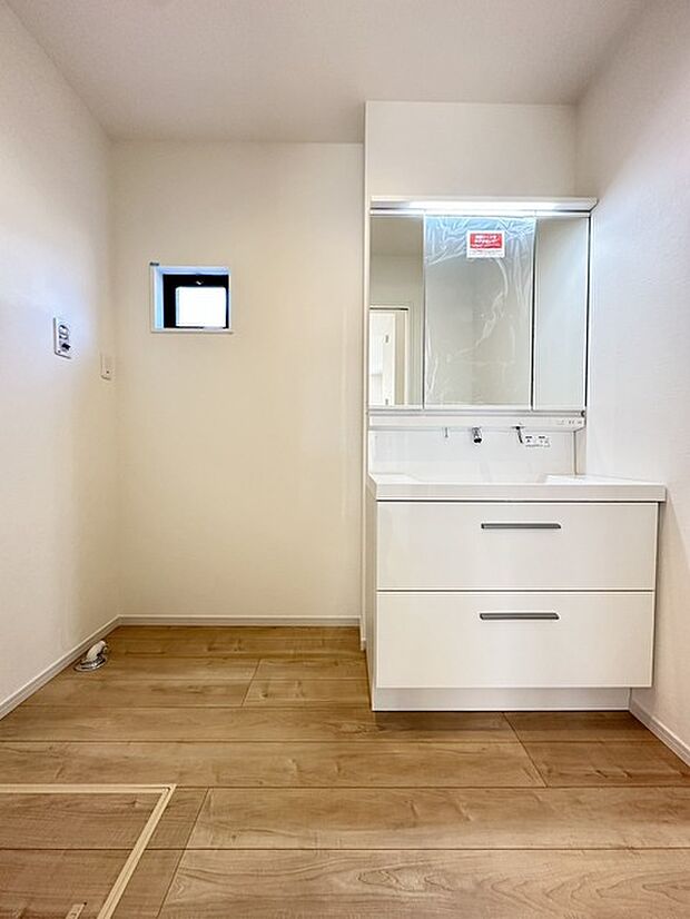 洗濯機置き場も広めのスペースを確保しております！是非、現地にてスペースを確認してみてください！ 
