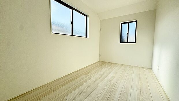 洋室は明るい空間となっています！子供部屋にも良さそうですね！ 