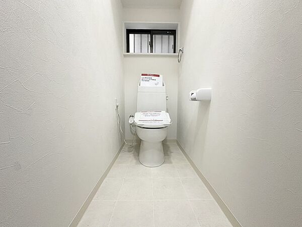 トイレは2か所ございますので、朝の込み合う時間帯も安心です！ 来客時にも気兼ねなくご使用いただけます。  ウォシュレット付きです！ 小窓もあるので換気も出来て採光もしっかり確保！