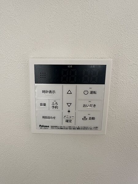 キッチンの壁にはユニットバスのコントローラーが設置されています！ お湯張りや追焚き操作もキッチンから操作でき いつでも温かいお風呂に入ることができます！