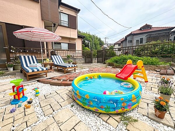 やっぱりお庭があるといいですね！ 元気なお子様のお外遊びも、自宅のお庭なら安心。 ガーデニングや家庭菜園で緑の潤い溢れる暮らしを。 ※家具はイメージです