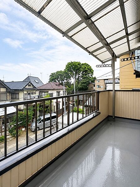 広々としたバルコニーがあり、たくさんの洗濯物を干すことができます！ 日当たりが良く暖かいですよ～！