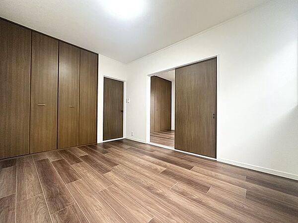 洋室は明るい空間となっています！子供部屋にも良さそうですね！
