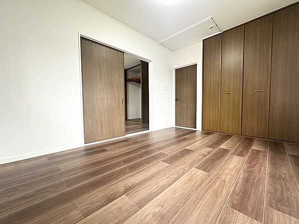 大容量の収納がある洋室。広々としたスペースでご家族の主寝室として、趣味のスペースなど多目的な用途に使用することができます！