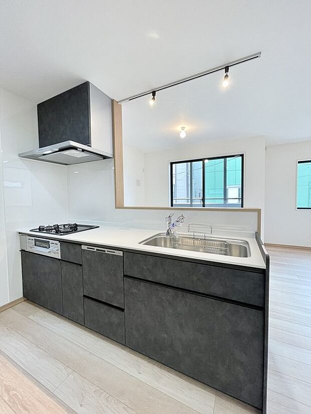 キッチンスペースは明るい空間に!使い手目線でポイントを押さえ、家事が楽しく進むキッチン。細部にまで施された上質なアイテムが快適な日常生活を叶えてくれます。