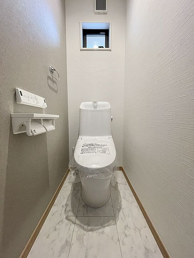 ウォシュレット付きです! 小窓もあるので換気も出来て採光もしっかり確保!