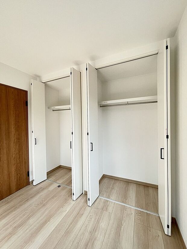 大型のクローゼットです! これだけの収納力があれば部屋もスッキリ保てますよ!