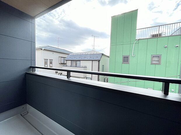 広々としたバルコニーがあり、たくさんの洗濯物を干すことができます！ 日当たりが良く暖かいですよ〜！