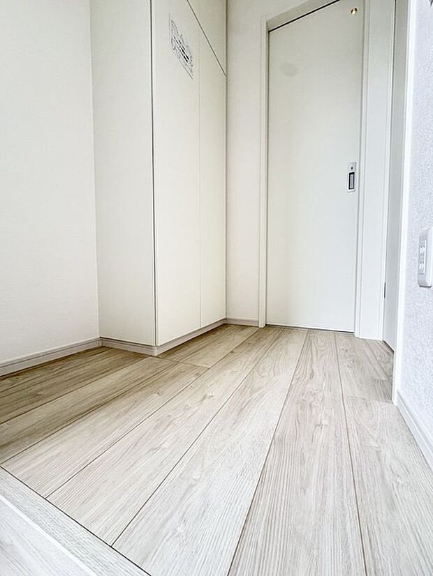 お家に出会う人々を出迎える玄関だからこそ、広々清潔感あふれる空間にしたいですね!