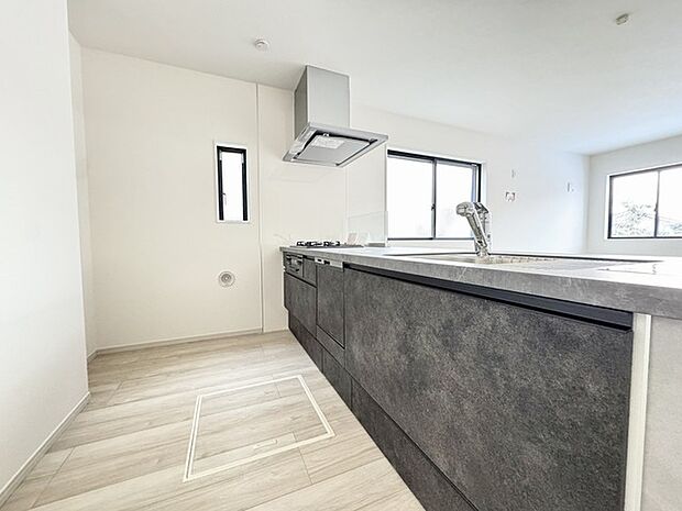 キッチンスペースは明るい空間に！使い手目線でポイントを押さえ、家事が楽しく進むキッチン。細部にまで施された上質なアイテムが快適な日常生活を叶えてくれます。